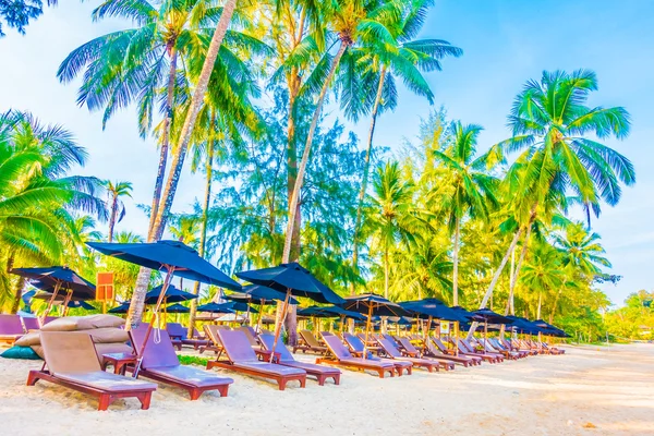 Umbrellas and chairs on beautiful tropical beach — Stock Photo, Image