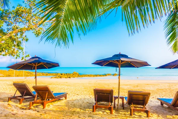 Guarda-chuvas e cadeiras na bela praia tropical — Fotografia de Stock