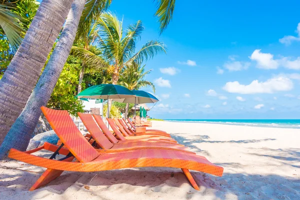 Mooi tropisch strand en zee — Stockfoto