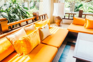 Boş tahta kanepe ve sandalye