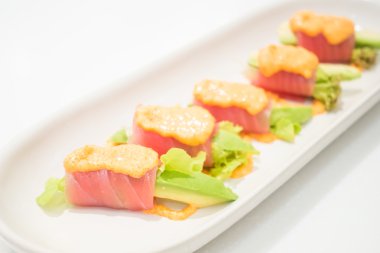 Ton balığı rulo ile avokado