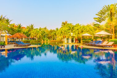 Otel havuzunda yüzme havuzu