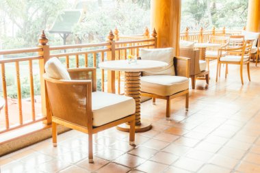 oturma odasında kanepede yastık