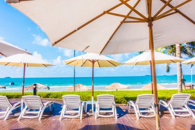 Güzel lüks şemsiyeleri ve sandalyeler otel