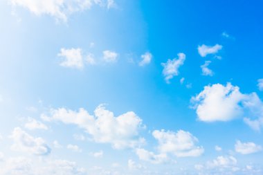 Mavi gökyüzünde beyaz bulutlar