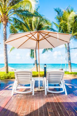 Güzel lüks şemsiyeleri ve sandalyeler otel