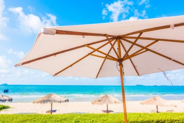 Güzel lüks şemsiyeleri ve sandalyeler otel