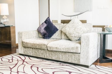 oturma odasında kanepede yastık