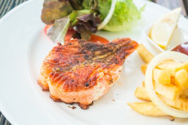 Somon steak beyaz plaka üzerinde