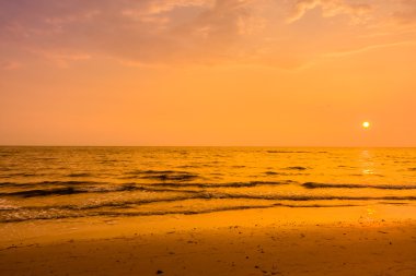 Sahilde gökyüzü günbatımı