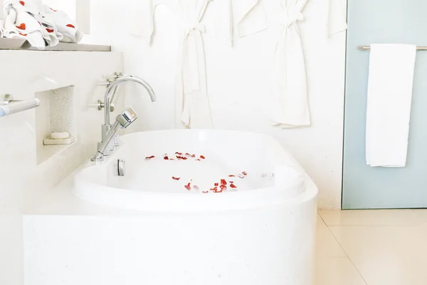 白色的美丽豪华浴缸 — 图库照片
