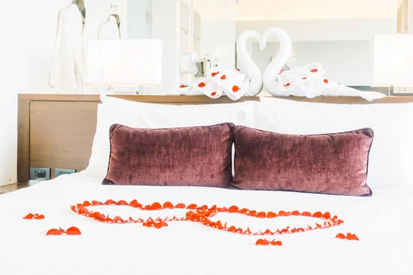 Красиві розкішні подушки на ліжку — стокове фото