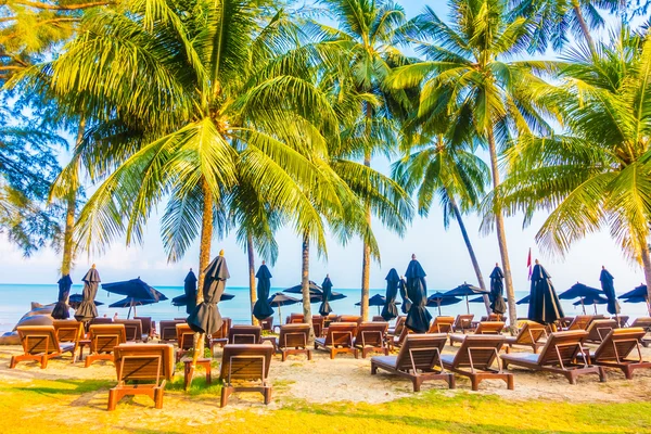 şemsiye ve güzel tropik sahil sandalye