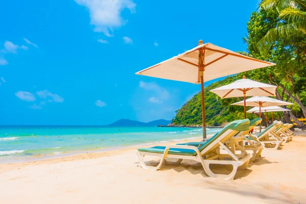 Beautiful tropical beach and sea — Stock Photo, Image