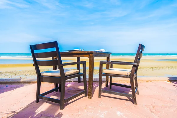 Lege stoelen en tafel — Stockfoto