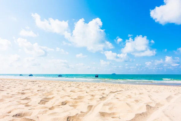 Hermosa playa tropical y el mar — Foto de Stock