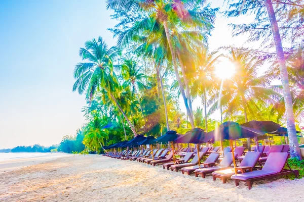Parasols en stoelen op prachtige tropische strand — Stockfoto