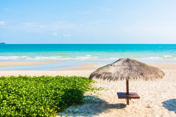 Schöner tropischer Strand und Meer — Stockfoto