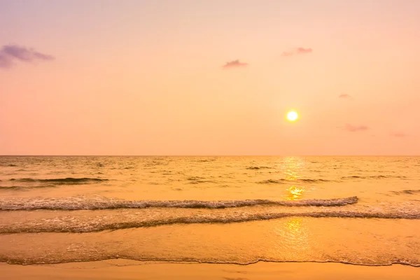 Tropik sahilde güzel gün batımı — Stok fotoğraf