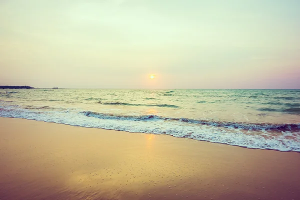 Vacker solnedgång på stranden — Stockfoto