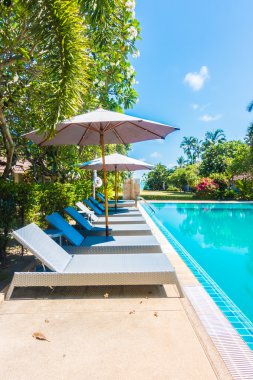 Güzel lüks şemsiyeleri ve sandalyeler otel