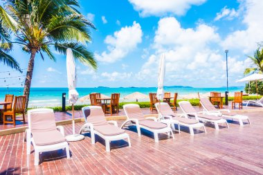 Güzel lüks şemsiyeleri ve sandalyeler otel