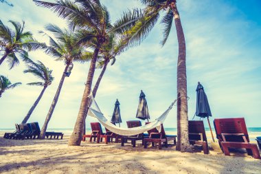 Tropik sahilde boş hamak