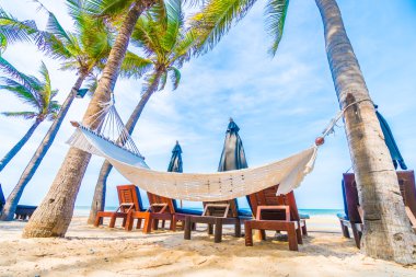 Tropik sahilde boş hamak