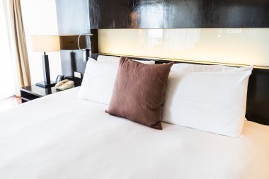 Yatakta güzel konfor yastıklar