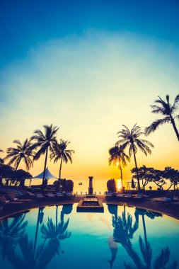 Güzel lüks şemsiyeleri ve sandalyeler