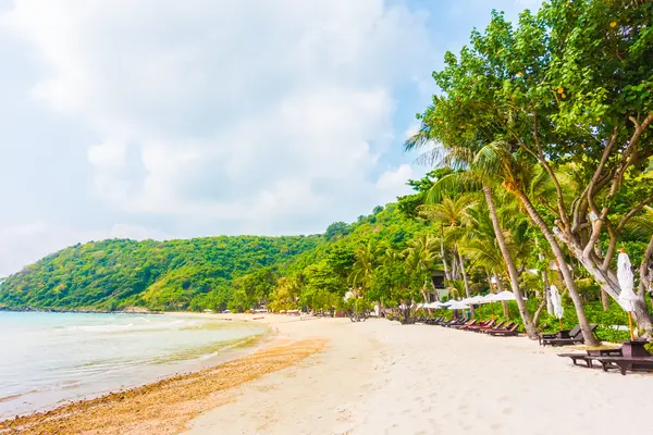 Krásná tropická pláž a moře — Stock fotografie