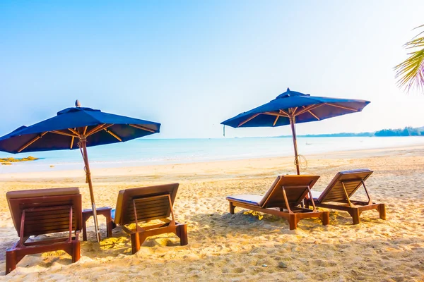 Guarda-chuvas e cadeiras na bela praia tropical — Fotografia de Stock