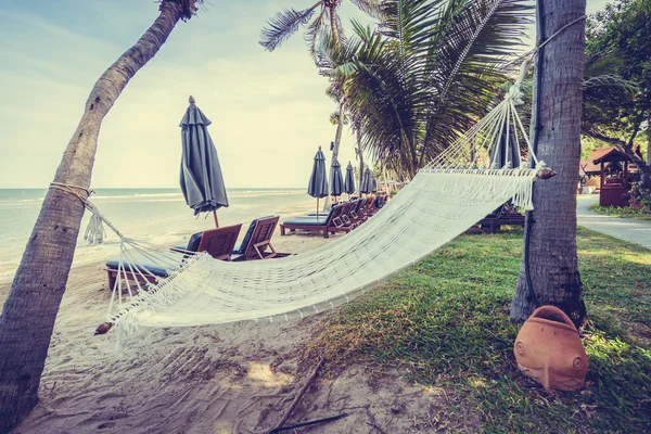 Tropik sahilde boş hamak