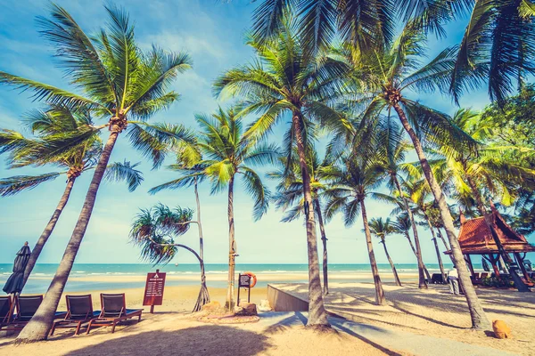 Sombrillas y sillas en la hermosa playa tropical —  Fotos de Stock