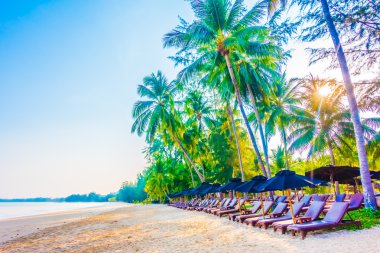 şemsiye ve güzel tropik sahil sandalye