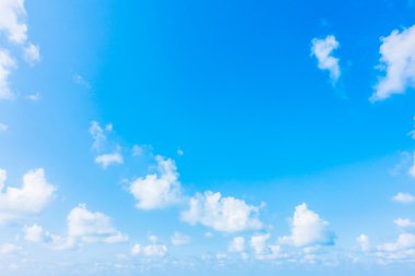 Mavi gökyüzünde beyaz bulutlar