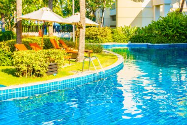 Boş şemsiyeleri ve sandalyeler