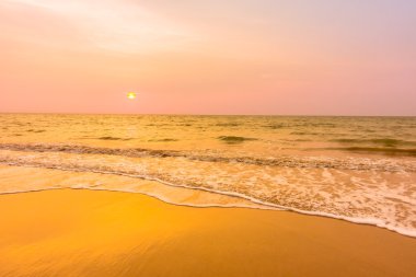 Sahilde güzel bir gün batımı