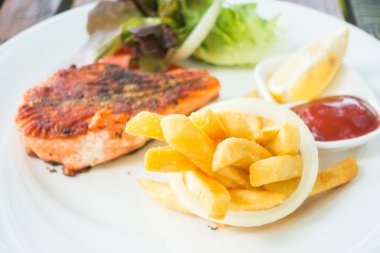 Somon steak beyaz plaka üzerinde