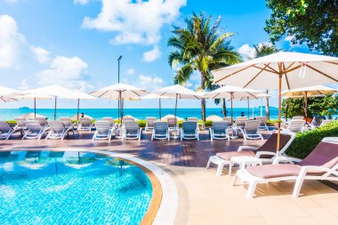 Güzel lüks şemsiyeleri ve sandalyeler otel