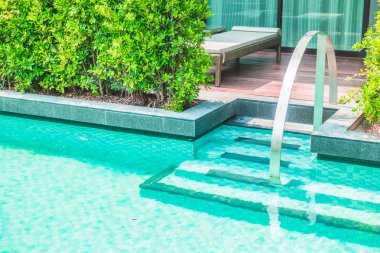 Otelde açık yüzme havuzu