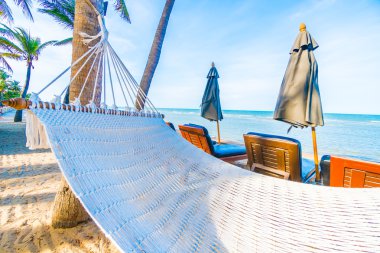 Tropik sahilde boş hamak