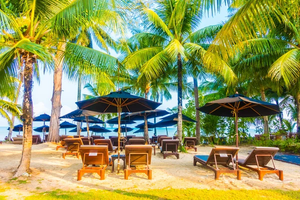 Sombrillas y sillas en la hermosa playa tropical — Foto de Stock