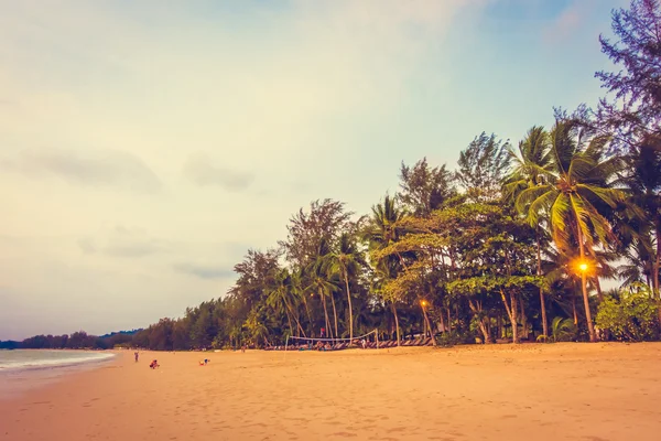 Schöner tropischer Strand und Meer — Stockfoto