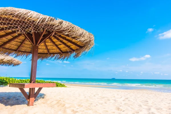 Mooi tropisch strand en zee — Stockfoto