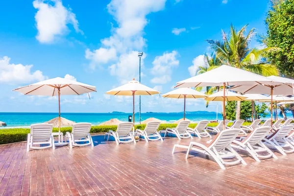 Güzel lüks şemsiyeleri ve sandalyeler otel