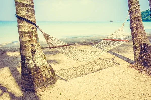 Pusty hamak na pięknej tropikalnej plaży — Zdjęcie stockowe