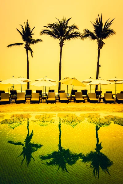 Lüks şemsiyeleri ve sandalyeler güzel Silhouettes — Stok fotoğraf
