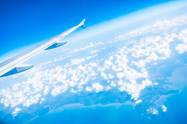 Airplane wing on beautiful blue sky — Stock Photo, Image