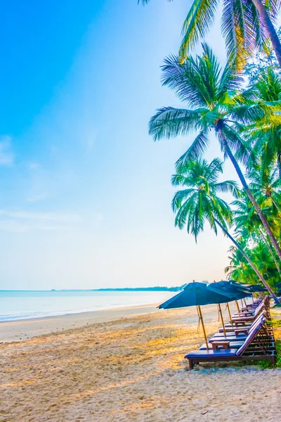 Napernyők és székek, a gyönyörű trópusi tengerpart — Stock Fotó